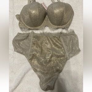 NWT Victoria's Secret DREAM ANGELS 32D  GOLD FOIL BRA SET WITH THONGS S